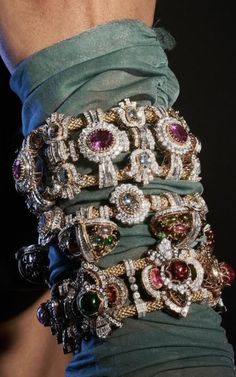 Brooch Aesthetic, Desi Jewellery, Jewel Drawing, Sabyasachi Jewelry, Diamond Bangles, Sabyasachi Jewellery, Diamond Jewelry Set, Diamond Necklace Designs