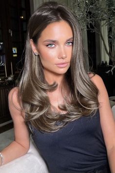 brunette hair, brown hair colors, medium brown hair, chocolate brown hair color Rambut Brunette, Brown Hair Looks, Brown Hair Inspo, Hairstyles Women, Women's Hairstyles, Winter Hair Color, Haircuts Straight Hair, Hairstyles Long, Hair Inspiration Color