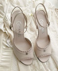 Wedding Shoes Bride Heels, Chanel Heels, Pretty Heels, Dr Shoes, Cute Shoes Heels, Shoes Heels Classy, Classy Shoes, Vintage Heels, Fancy Shoes