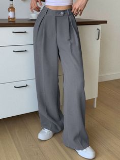 Tailored Pants Outfit, Tailored Pants Women, Trousers Women Outfit, Trouser Outfit, Grey Trousers, Mode Inspo, Tailored Pants, Grey Pants, Trouser Suits