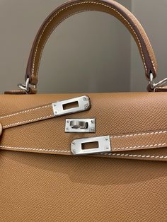 Hermes Kelly Sellier 25Gold Epsom PHWB StampMay 2023New with sealIncludes full set box, dust bag, strap, lock, keys and receiptPrice was 30,900 sgdPrice now 30,400 sgd 22,700 usd CN5901-01 Hermes Kelly Gold, Hermes Kelly Sellier, Kelly 25, Kelly Sellier, Hermes Kelly Bag, Ysl Shoes, Gucci Watch, Versace Watch, Bottega Veneta Shoulder Bag