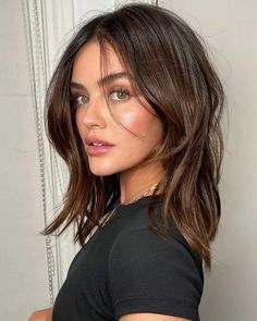 Short To Medium Length Haircut For Fine Hair, Lived In Layers Hair, Hair Style 2024 Girl Medium, Medium Short Haircuts For Thick Hair, Fine Mid Length Hair, 2024 Womens Haircuts, Spring Hair 2024, Choppy Lob Haircut Mid Length, Collar Bone Haircut