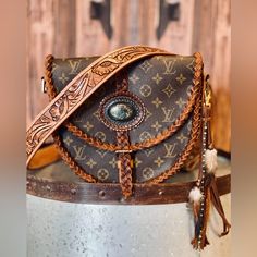 Customized Classic Boho Original Louis Vuitton Bag, This Bag Is Refurbished And Tooled By Professionals. Doesn’t Come With The Feather. Cute Western Purses, Louis Vuitton Western Purse, Western Louis Vuitton Handbags, Western Louis Vuitton, Moto Boho, Arm Candies, Western Purses, Bags Louis Vuitton, Boho Leather