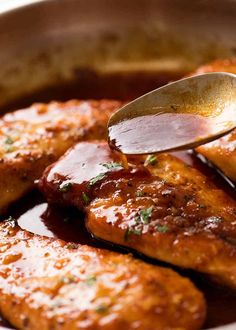 Spoon drizzling Honey Garlic Sauce over Chicken breast Sauced Chicken, Honey Garlic Chicken Breast, Garlic Chicken Breast Recipes, Easy Honey Garlic Chicken, Quick Chicken Breast Recipes, Pan Fried Chicken Breast, Chicken Breast Crockpot Recipes, Garlic Sauce Recipe, Crockpot Chicken Breast