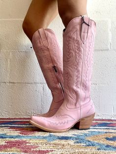 Pink Boots, Country Concert Outfit, Summer Glow, Stockholm Fashion, Country Chic, Fashion Fits, Crazy Shoes, Concert Outfit