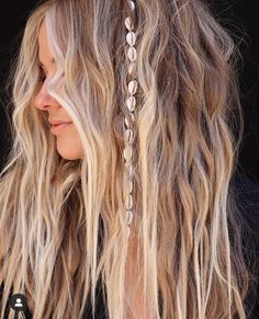 #hair #wavys #beachyhair #hairstyles #haircut #hairgoals #hairideas Summer Beach Hair, Hippie Hairstyles, Root Shadow, Beach Braids, Beachy Hair, Beach Wave Hair, Dimensional Color, Hippie Hair, Hair Wraps