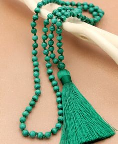 Mala Bracelet Diy, Mala Beads Diy, Diamond Cross Necklace Gold, Mala Jewelry, Yoga Necklace, Mala Bead Necklace, Necklace Ideas, Pearl Jewelry Necklace, Green Malachite