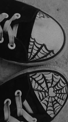 Converse Sharpie, Spiderman Converse, Converse Drawing, Doodle Shoes, Spider Web Drawing, Diy Converse, Sharpie Shoes