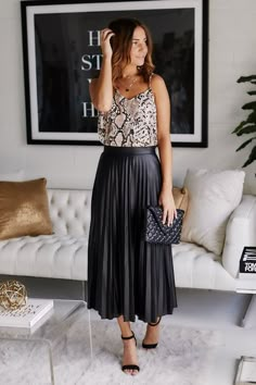 Black Pleated Skirt Outfit, Pleated Skirt Outfits, Accordion Skirt, Black Skirt Outfits, Stile Boho Chic, Pleated Skirt Outfit, Faux Leather Midi Skirt, Midi Skirt Outfit, Leather Pleated Skirt