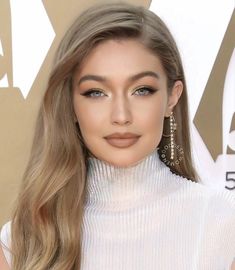 Gigi Hadid Dark Blonde Hair, Gigi Hadid Blonde Hair, Gigi Hadid Blonde, Gigi Hadid Makeup Tutorial, Natural Dark Blonde Hair, Desert Goddess, Balyage Long Hair