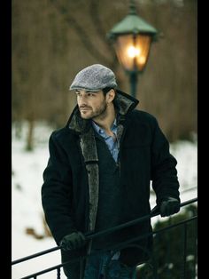 mens winter wonderland outfit Flat Cap Men, Cool Winter, Winter Outfits Men, Sharp Dressed Man, Flat Cap, Winter Trends, Henry Cavill, Mens Winter Fashion, Well Dressed Men