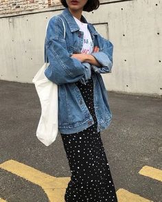 Winter Outfits With Jean Jacket, Oversized Denim Jacket Aesthetic, Denim Jackets For Women Fashion Ideas, How To Style Jeans Jacket, Oversize Jeans Jacket Outfit, Styling Denim Jacket Women, Styling Jeans Jacket, Cute Denim Jacket Outfits, Denim Jacket Outfit Oversized