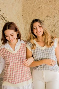 Dos chicas usando chaleco sin mangas tela sueter print pata de gallo, una en color rosa y otra en color lila. Hecho en México Color Rosa, Sweater Vest, Open Shoulder, Shoulder Top, Lilac, Open Shoulder Tops, Crochet, Pink