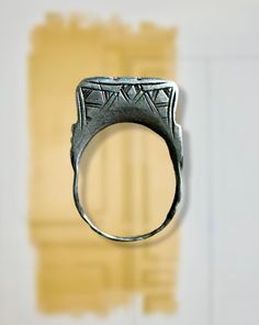 Italian Product Description: Discover the elegance and beauty of craftsmanship with our silver ring with tribal designs. This unique piece is meticulously handcrafted by skilled artisans, ensuring an exclusive design you won't find anywhere else. The intricate details of the tribal motifs tell ancient stories and add a touch of mystery and charm to any look. Made of high quality silver, this ring is not only an elegant accessory, but also strong and long lasting. Perfect as a special gift or add