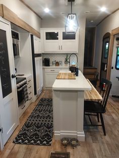 Diy Breakfast Bar, Camper Organization Rv Living, Rv House, Diy Breakfast, Camper Organization, Rv Renovation