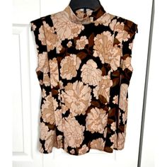 Who What Wear Nwt Sleeveless Floral Mock Neck Blouse Size Small. Beautiful Floral Blouse With Tags, Please Review All Pics For Overall Condition And Measurements. Black Button Down Shirt, Black Floral Blouse, Mock Neck Blouse, Printed Sleeveless Blouse, Animal Print Blouse, Wear Green, Striped Long Sleeve Shirt, One Shoulder Tops, Wrap Blouse