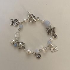 Charms For Charm Bracelets, Pretty Accessories Aesthetic, Charm Bracelets Ideas, Handmade Breclates, Homemade Charm Bracelets, Beaded Charm Bracelets, Beaded Charm Bracelet Ideas, Charms For Bracelet, Beaded Bracelets Charms