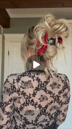 Clip On Ponytail Hairstyles, Updo With Hair Clip, Claw Clip With Bangs, Shag Updo, Cute Clip Hairstyles, Updo With Extensions, Bun Hacks, Claw Clip Hairstyles Long Hair, Claw Clip Updo