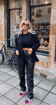 Milan Street Style 2022, Sleek Outfits For Women, Amsterdam Outfit Autumn, Black Leather Trousers Outfit, Outfit Blazer Noir, Outfit Jean Noir, Amsterdam Winter Outfit, Amsterdam Outfit Winter, Amsterdam Outfit Spring