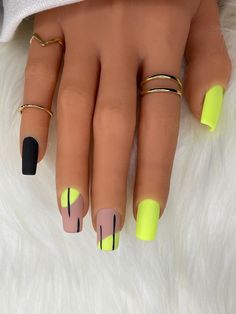 Pressons Nails Design, Yellow Nails, Chic Nails, Short Acrylic Nails, Dope Nails, Nail Arts, Nail Polishes, French Manicure, Acrylic Nail Designs