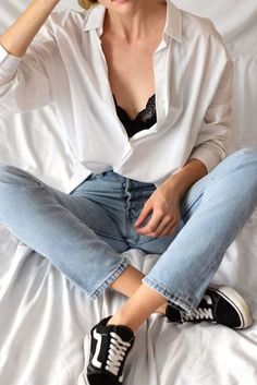 Fórmula De Outfit Primaveral: Camisa Blanca Y Jeans Claros | Cut & Paste – Blog de Moda Lace Bra Outfit, Outfit Ideas Korean, Bra Outfit, Looks Jeans, Looks Chic, Looks Vintage, Minimal Fashion, Outfits Casuales