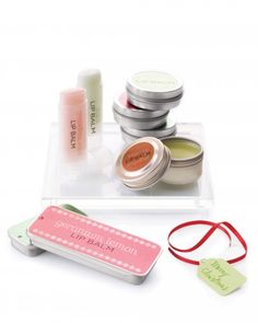 This spa-inspired gift can be created from basic kitchen ingredients and craft materials. Diy Spa Recipes, Spa Recipes, Handmade Lip Balm, Homemade Beauty Recipes, Lip Balm Recipes, Homemade Lip Balm, Diy Lip Balm, Diy Lips, Diy Spa