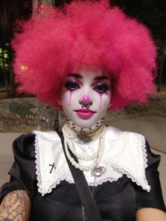 goth, vivienne westwood, clown makeup, pink hair, pink goth Women Clown Makeup, Pink Clown Costume, Pink Hair Halloween Costume, Pink Hair Costume, Hot Pink Clown Makeup, Clown Goth, Pink Clown, Punk Clown