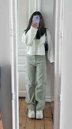 Cargo Pant Winter Outfit, Winter White Sneakers Outfit, White Outfit Aesthetic Winter, Cargo And Sweater Outfit, Sweater And Cargo Pants Outfit, Light Gray Cargo Pants Outfit, Winter Cargo Outfit, Cargo Pants And Sweater Outfit, Shirt And Cargo Pants Outfit