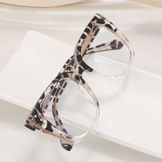 Halley's clear dual-tone design adds a touch of sophistication to any outfit, making them a perfect accessory for both formal and casual occasions. The square shape provides a timeless appeal, making them suitable for people of all ages and face shapes.Frame Shape: SquareFrame Color: Clear, LeopardFrame Material: TRRim Type: Full RimSpring Hinge: NoAdjustable Nose Pads: NoWeight: 31 gWeight: 31 gLens Width: 55 mmBridge Width: 16 mmTemple Length: 142 mmFrame Width: 138 mmLens Height: 51 mm Trendy Eyeglasses For Women, Warby Parker Glasses Women, Unique Glasses Frames, Oversized Glasses Frames, Warby Parker Glasses, Eyewear Inspiration, Glasses Fashion Eyewear, Leopard Glasses, Glasses Frames Trendy