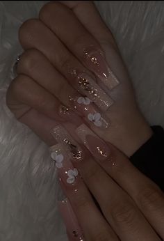 Rose Gold Xv Nails, Rose Gold Quince Nails Short, Acrylic Nails With Flowers Design, Gold Quince Nails Short, Blush Quince Nails, Quinceañera Nails Pink, Acrylic Nails With Gems Rhinestones, Gold Nails With Flowers, Acrylic Nail Designs With Gems