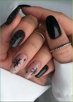 Looking for simple black Christmas nails to wear in 2024? You need to see this list of black Christmas nail ideas that are simple yet chic! Black Christmas Nails, Christmas Nail Ideas, Black Nails With Glitter, Cute Christmas Nails, Christmas Nails Easy, Black Nail Designs, Sparkle Nails, Dark Nails, Festival Nails