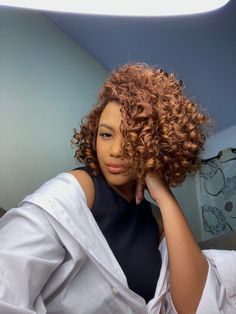 Dyed Curly Hair, Highlights Curly Hair, Twa Hairstyles, Brown Curls, Colored Curly Hair, Hairdos For Curly Hair, Braids With Curls, Head Color