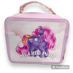 Dress In Your Sundae Best With Sherbet My Little Pony Lunchbox Purse! Featuring A Handle, A Detachable Chain Shoulder Strap And A Beautiful Graphic Of Sherbet On The Front. This Pretty Purple Purse Is A Must-Have For Any My Little Pony Collector And Fan. - Polyurethane Fabric - Detachable Chain Strap - Heart Zipper Details - Printed Details - Officially Licensed My Little Pony X Cakeworthy Product New Louis Vuitton Favorite Mm, Purple Purse, Tory Burch Crossbody, Denim Shoulder Bags, Doll Home, Pretty Purple, Black Leather Crossbody Bag, Kate Spade Purse, Coach Crossbody Bag