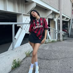 Womens Soccer Jersey Outfit, How To Style A Sports Jersey, Women In Jersey, Casual Jersey Outfit, Football Jersy Outfits For Women, Korean Jersey Outfit, Football Looks For Women, Blokecore Women Outfit, Styling Sports Jersey