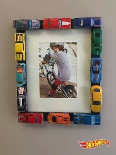 Picture frame made of toy cars Hot Wheels Crafts, برق بنزين, Diy Toys Car, Wheel Craft, Cars Room, Matchbox Cars, Car Projects, Toy Cars, Boy's Bedroom