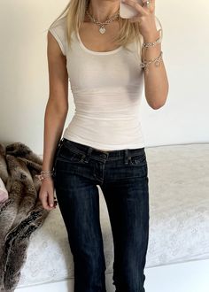 instagram & tiktok: veravictoriaolund Jennifer Lopez Hair, Light Clothes, Casual Day Outfits, Downtown Girl, Body Inspiration, Simple Shirts, Models Off Duty, Artistry Makeup