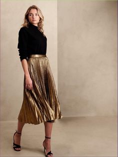 Easy tips for beard grooming! #beard #grooming #menstyle Long Gold Skirt, Pleated Maxi Skirt Outfit, Office Party Outfits, Accordion Skirt, Samba Outfit, Trendy Christmas Outfits, White Midi Skirt, Cotton Midi Skirt