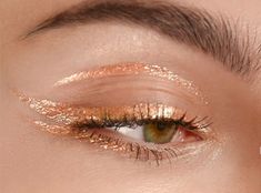 Color Eyeliner, Daytime Makeup, Gold Eyeliner, Gold Makeup Looks, Rose Gold Makeup, Shiny Eyes, Cool Makeup Looks, Colorful Eye Makeup