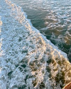 the wake of a boat in the water