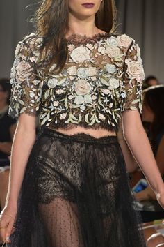 Marchesa Spring 2014 RTW - Details - Love black lace! Floral Couture, Marchesa Spring, Art Sewing, Fashion Embroidery, Couture Details, Fashion Week Runway, Floral Fashion, Marchesa, Fashion Details