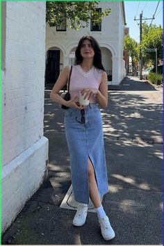 How to style a denim skirt. Check out these super stylish and super trendy denim maxi skirt outfit ideas Romantic Body Type Casual Outfit, Dress For Trip Outfit Ideas, Ideas De Outfits Aesthetic, Outfits Cumpleaños, Outfit Tenis, Trip Fits, Japan Outfits, Long Skirt Outfits, Casual College Outfits