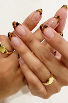 animal print Nail trend Animal Print French Tip Nails, Oyster Nails, Fall French Tip Nails, Nail Art Funky, Fall French Tip, Nails Dots, Beauty Flatlay, Classic Nail Art, Summer Nail Colors