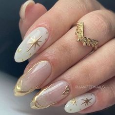 With sparkles, gold, silver, or fun holiday designs, New Year’s Eve nails can help you feel extra fabulous as you welcome a new beginning. Here are 50 nail ideas to inspire your next holiday manicure. Baroque Nails Art, Gold Nails Inspo Aesthetic, Nails With Gold Design, Golden Nails, Hippie Nails, Subtle Nails, Gold Nail, Dipped Nails, Prom Nails