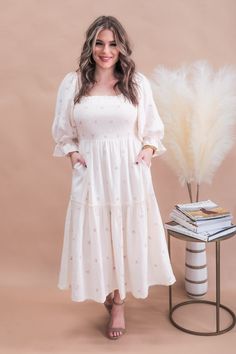 Sorprende al público con nuestro vestido midi 'Serena'. Con fruncido en la espalda del busto y pequeños detalles florales en todo el vestido.

 Tela:

 Pequeño para talla 2-4

 Mediano para 6-8

 Grande se adapta a tallas 10-12

 Lavar a mano en agua fría, extender para secar Summer Basics, Jumpsuit Skirt, Sequin Shorts, Jumpsuit Shorts Rompers, Swimsuit Dress, Beauty Sale, Maxi Dresses Casual, Short Rompers, Floral Midi Dress