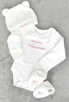 Personalized birth outfit Pretty birth outfit to take in your maternity bag or to give as a gift. ℹ️Product information: This set is made up of 3 pieces, each personalized: a bodysuit, a hat, and a pair of personalized slippers. 🪄Product customization: Please select the color of the writing of your choice, as well as the style of the writing from those offered in the image. Please enter in the PERSONALIZATION space provided for this purpose: the first name, the symbol on the first name (optional), and the writing style (Writing 1,...). 🎁Gift box: To offer this box as a special gift, you can have the box carefully packaged in a personalized box with Baby's first name, to do this please select this option. 📞 Follow-up by message: If you would like to receive tracking of your package by me Cute Personalized Gift Sets, Personalized White Cute Sets, Customizable Fitted Sets For Baptism, Personalized Fitted White Sets, Personalized Fitted White Set, Fitted Cotton Sets For Gifts, Customizable Cotton Sets For Baptism, Customizable White Gift Sets, White Fitted Set As Gift