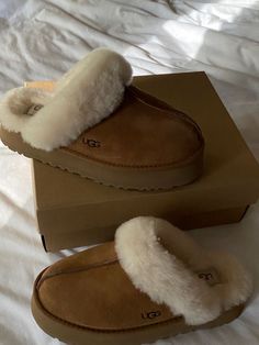 Aesthetic UGG slip on, Autumn Cozy Slippers, Fall Shoes, That Girl Shoes, Winter ugg boots, Fall Aesthetic, October Girl, Cozy Shoes, Aesthetic Slip Ons, Ugg Season, Ugg boots Christmas Wishlist For Teens, Dr Shoes, Cute Nike Shoes, Hype Shoes