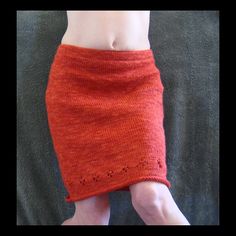 Ravelry: Bootyful Skirt pattern by Karyn Newman Ale Ale, Knitted Skirts, Knit Skirts, White Yoga Pants, Skirt Pattern Free, Skirt Patterns, Winter Pants Outfit, Diy Textiles, Diy Wardrobe