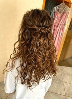 Cute Wedding Hairstyles For Curly Hair, Simple Bridesmaid Hair Curly, Long Hair Curly Wedding Hairstyles, Bridal Wedding Hair Down Curls, Curly Hair Wedding Half Up, Bridesmaid Hair Curly Natural Half Up, Natural Wavy Wedding Hairstyles, Curly Bridal Hair Half Up, Bridesmaid Hairstyles Half Up Half Down Curly