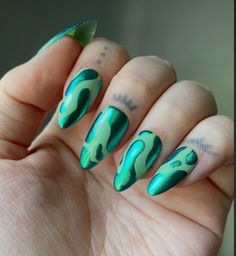 Designs On Chrome Nails, Green Chrome Nail Art, Green Chrome Halloween Nails, Chrome Blob Nails, Reverse Chrome Nails, Funky Green Nails, Green Funky Nails, Colourful Nails Designs, Chrome Drip Nails