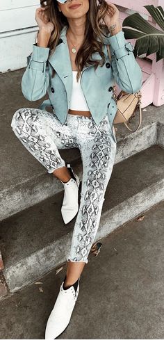 #lovelulus Snakeskin Pants Outfit, Snakeskin Pants, Snakeskin Jacket, Cropped Trench Coat, Trendy Fall Fashion, Mode Mantel, Fall Fashion Coats, Coat Outfit, Jacket Outfit